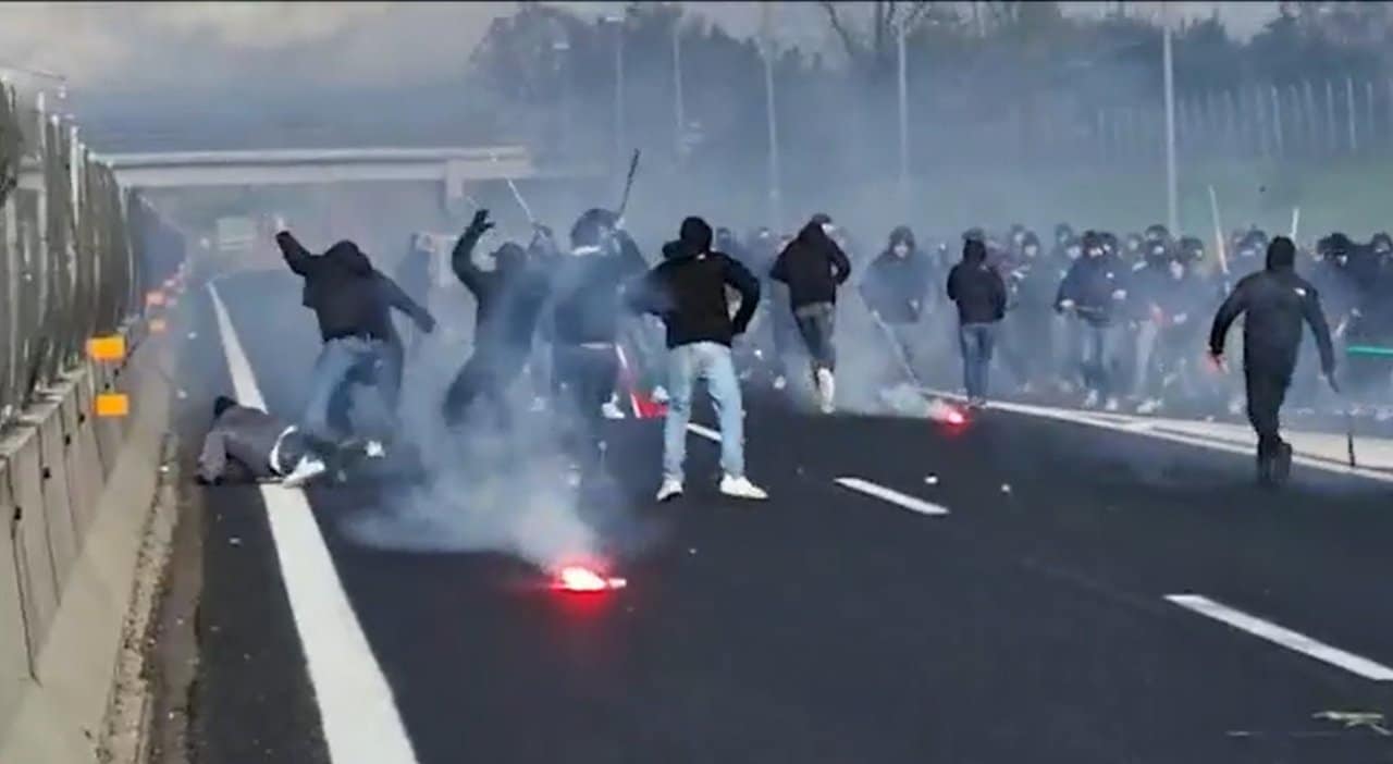 Appuntamento in autostrada tra ultras del Napoli e della Roma