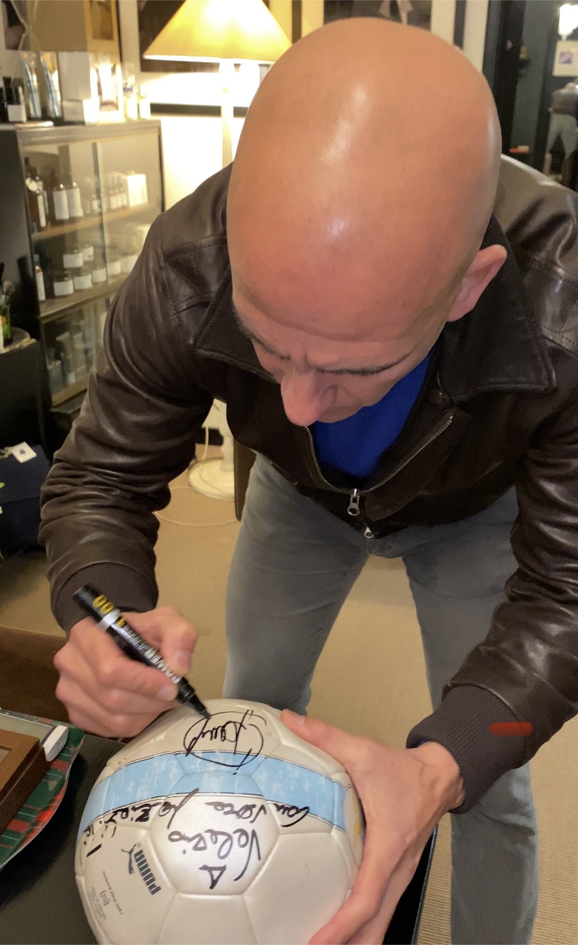 Paolo Di Canio autografa e dedica il pallone della Lazio a Valerio Giuseppe Bellinghieri