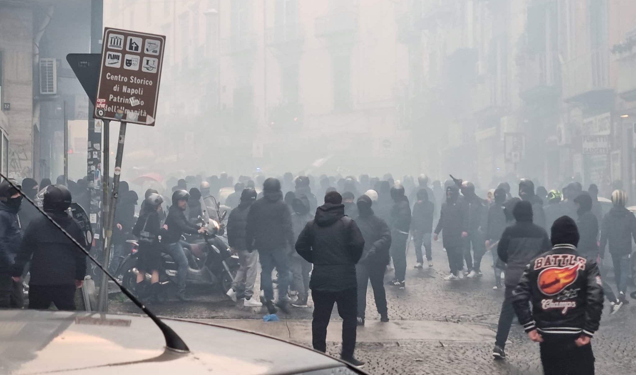 Napoli-Eintracht, tifosi devastano il centro