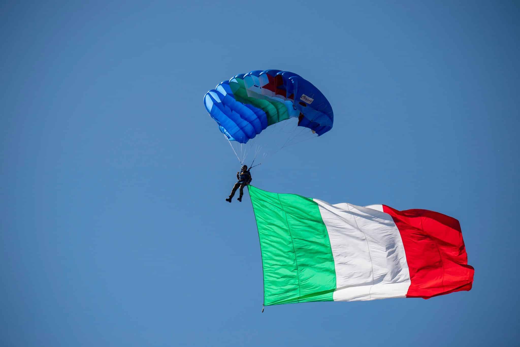 lancio del tricolore con un paracadutista