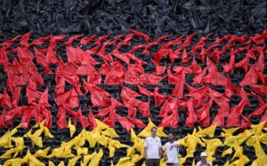 Sulle sedie dello stadio di Francoforte sono presenti pezzi di plastica coi colori della bandiera tedesca.