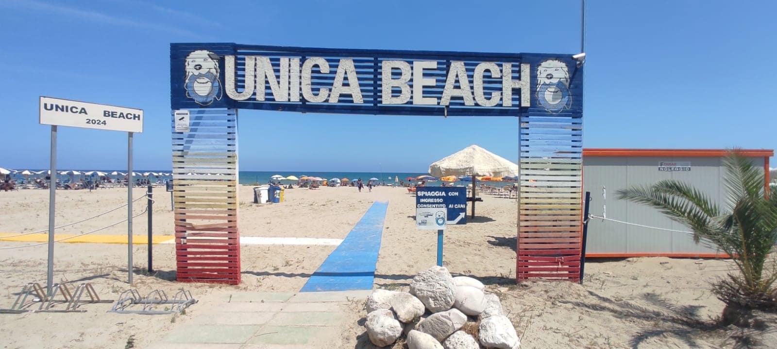 Ingresso dello stabilimento "Unica Beach" (Immagine fornita dalla struttura)